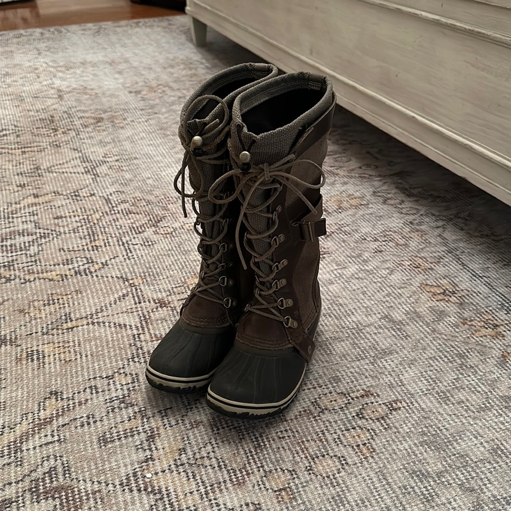 Sorel tall lace up boots Size 7 // waterproof